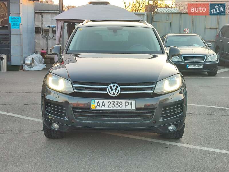 Внедорожник / Кроссовер Volkswagen Touareg 2013 в Киеве