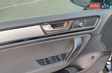 Позашляховик / Кросовер Volkswagen Touareg 2013 в 