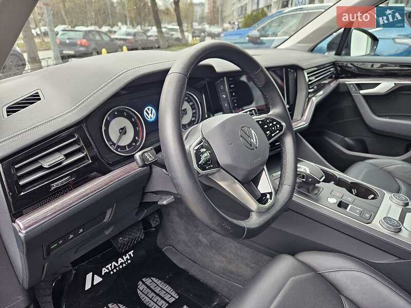 Внедорожник / Кроссовер Volkswagen Touareg 2020 в Киеве