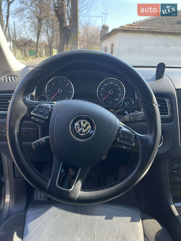 Внедорожник / Кроссовер Volkswagen Touareg 2013 в Рени