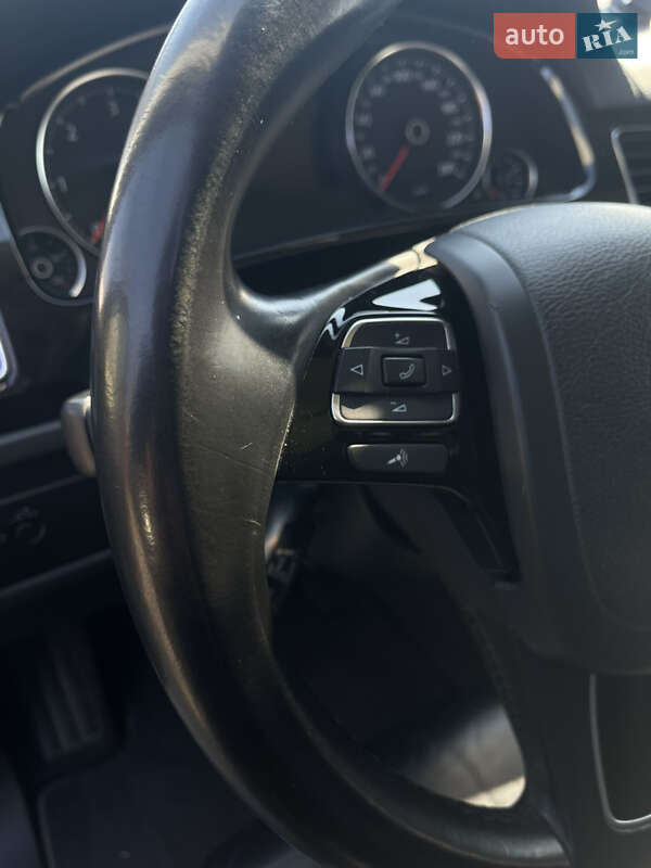 Внедорожник / Кроссовер Volkswagen Touareg 2013 в Рени