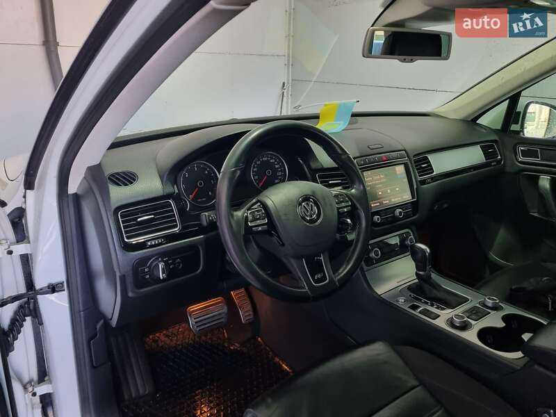 Внедорожник / Кроссовер Volkswagen Touareg 2015 в Днепре