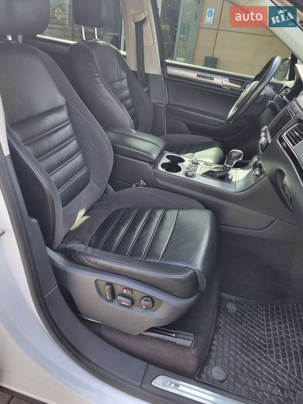 Внедорожник / Кроссовер Volkswagen Touareg 2015 в Днепре