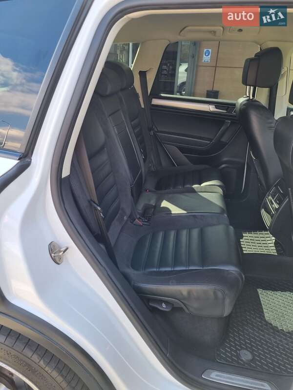 Внедорожник / Кроссовер Volkswagen Touareg 2015 в Днепре