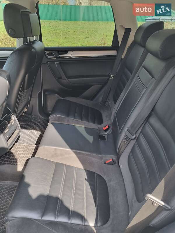Внедорожник / Кроссовер Volkswagen Touareg 2015 в Днепре