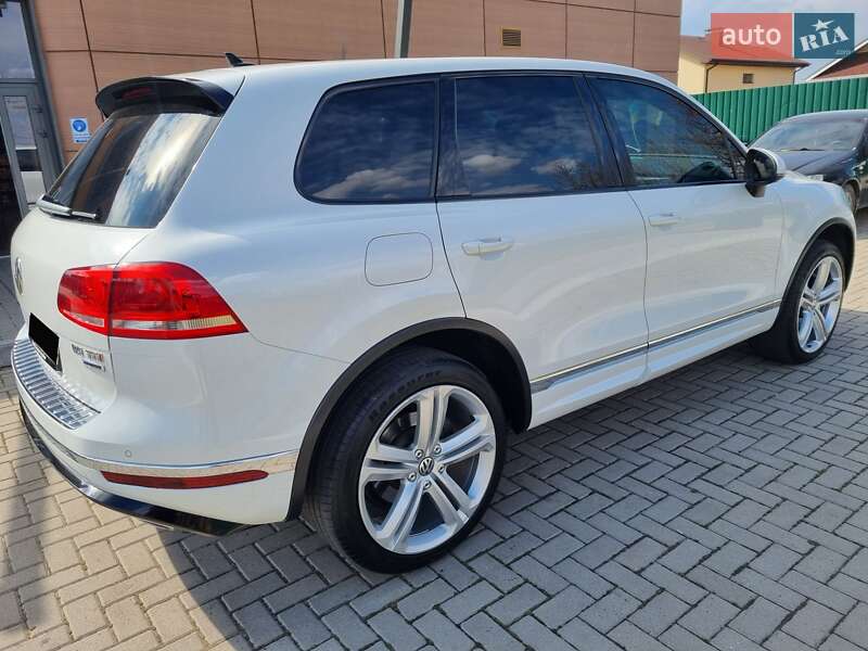 Внедорожник / Кроссовер Volkswagen Touareg 2015 в Днепре