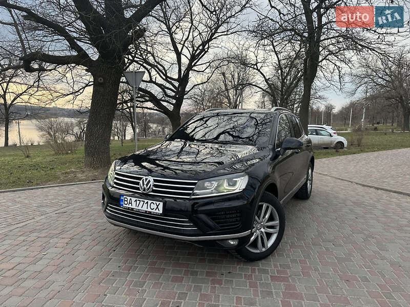 Внедорожник / Кроссовер Volkswagen Touareg 2015 в 