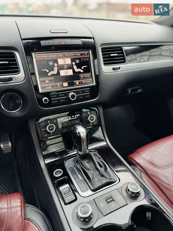 Внедорожник / Кроссовер Volkswagen Touareg 2012 в Ромнах