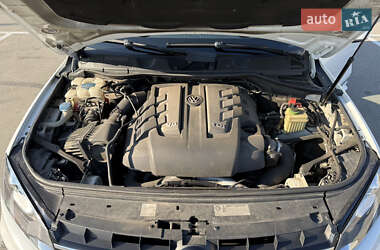 Внедорожник / Кроссовер Volkswagen Touareg 2012 в 