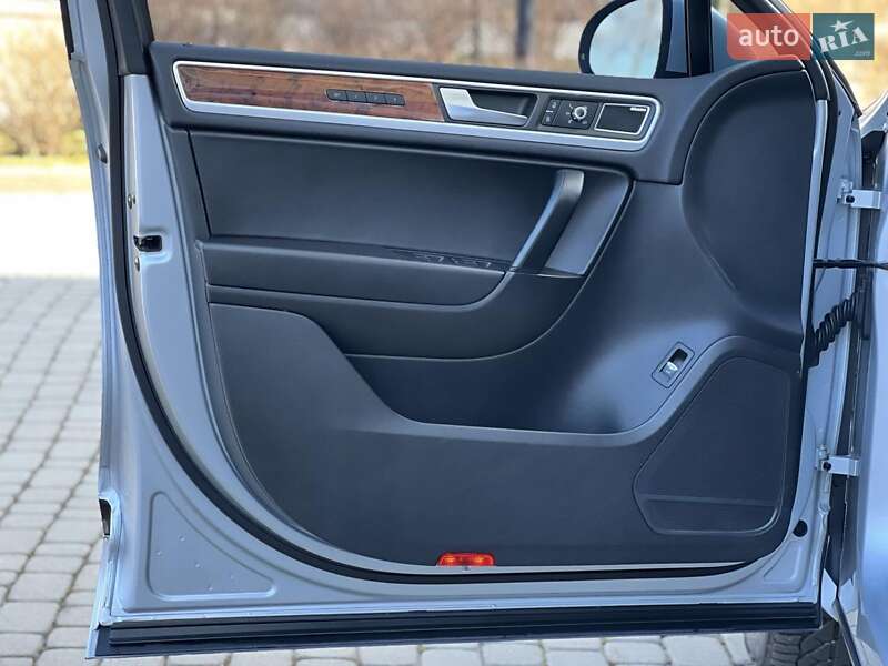 Позашляховик / Кросовер Volkswagen Touareg 2011 в Чернівцях