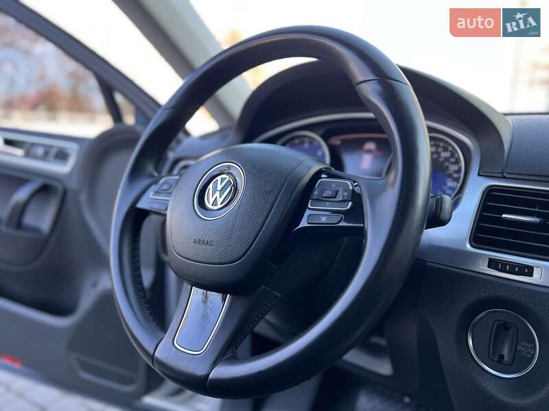 Позашляховик / Кросовер Volkswagen Touareg 2011 в Чернівцях