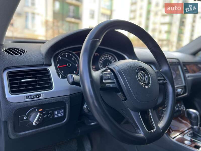 Позашляховик / Кросовер Volkswagen Touareg 2011 в Чернівцях