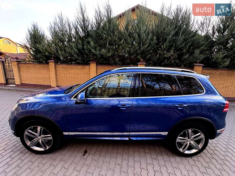 Внедорожник / Кроссовер Volkswagen Touareg 2015 в Хмельницком