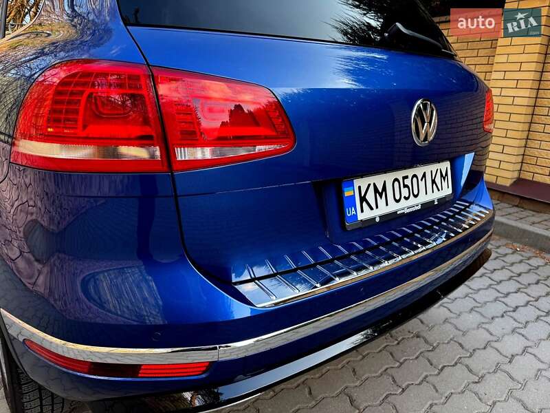 Внедорожник / Кроссовер Volkswagen Touareg 2015 в Хмельницком