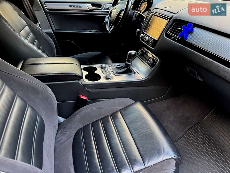 Внедорожник / Кроссовер Volkswagen Touareg 2015 в Хмельницком