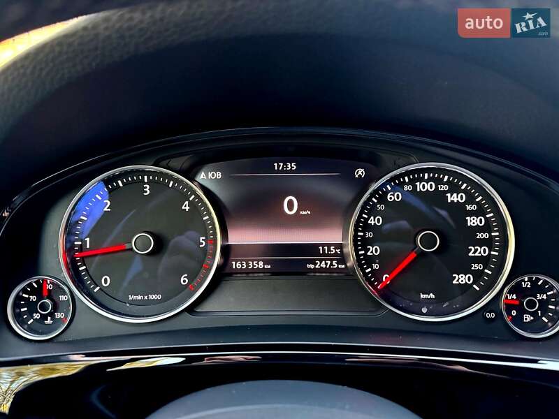 Внедорожник / Кроссовер Volkswagen Touareg 2015 в Хмельницком