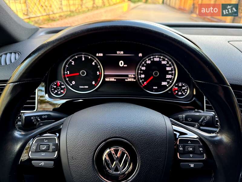 Внедорожник / Кроссовер Volkswagen Touareg 2015 в Хмельницком