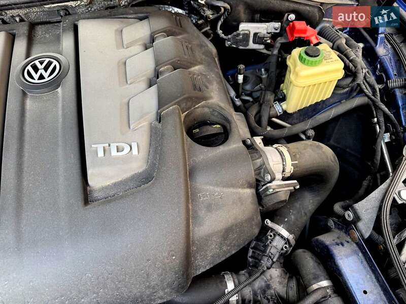 Внедорожник / Кроссовер Volkswagen Touareg 2015 в Хмельницком