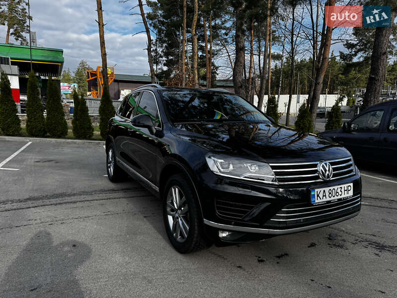 Внедорожник / Кроссовер Volkswagen Touareg 2015 в 