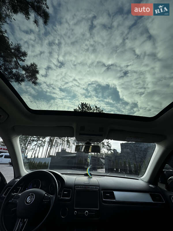 Внедорожник / Кроссовер Volkswagen Touareg 2015 в Киеве