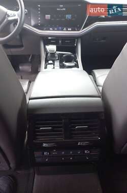 Внедорожник / Кроссовер Volkswagen Touareg 2018 в 