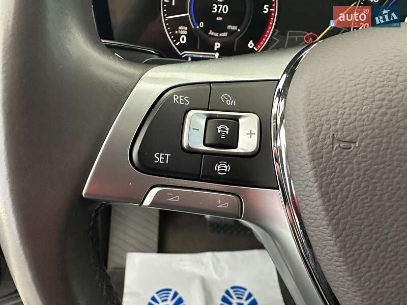 Позашляховик / Кросовер Volkswagen Touareg 2019 в Львові