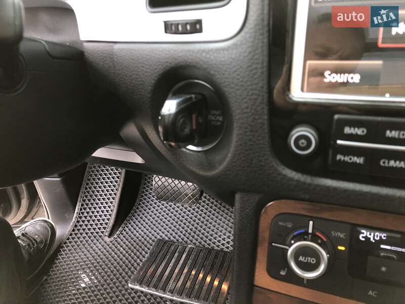 Внедорожник / Кроссовер Volkswagen Touareg 2011 в Теофиполе