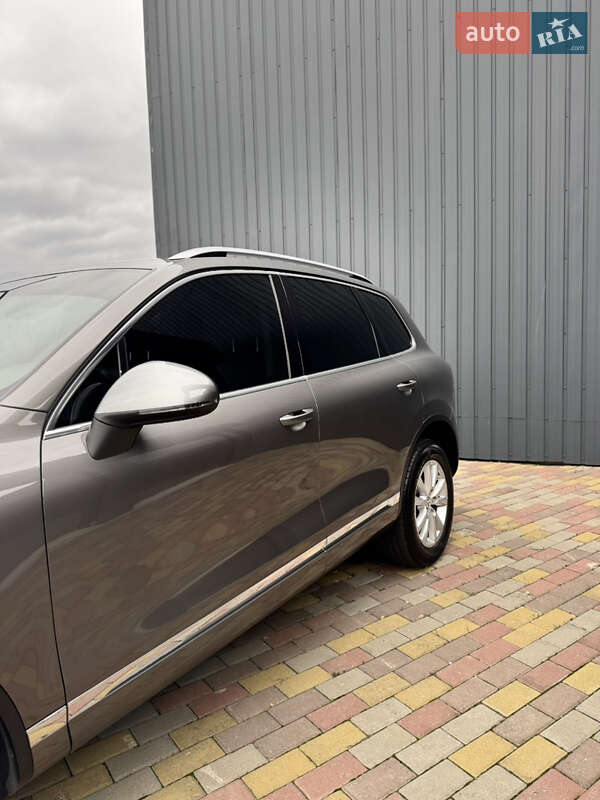 Внедорожник / Кроссовер Volkswagen Touareg 2012 в Харькове