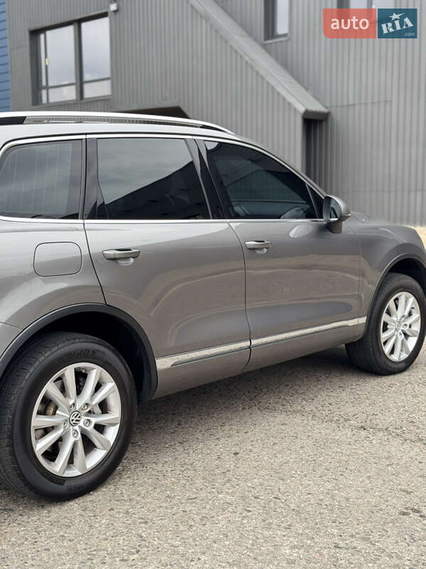 Внедорожник / Кроссовер Volkswagen Touareg 2012 в Харькове
