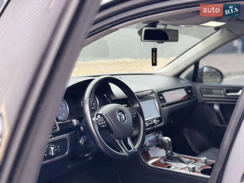 Внедорожник / Кроссовер Volkswagen Touareg 2012 в Харькове