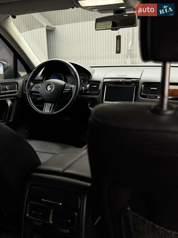 Внедорожник / Кроссовер Volkswagen Touareg 2012 в Харькове