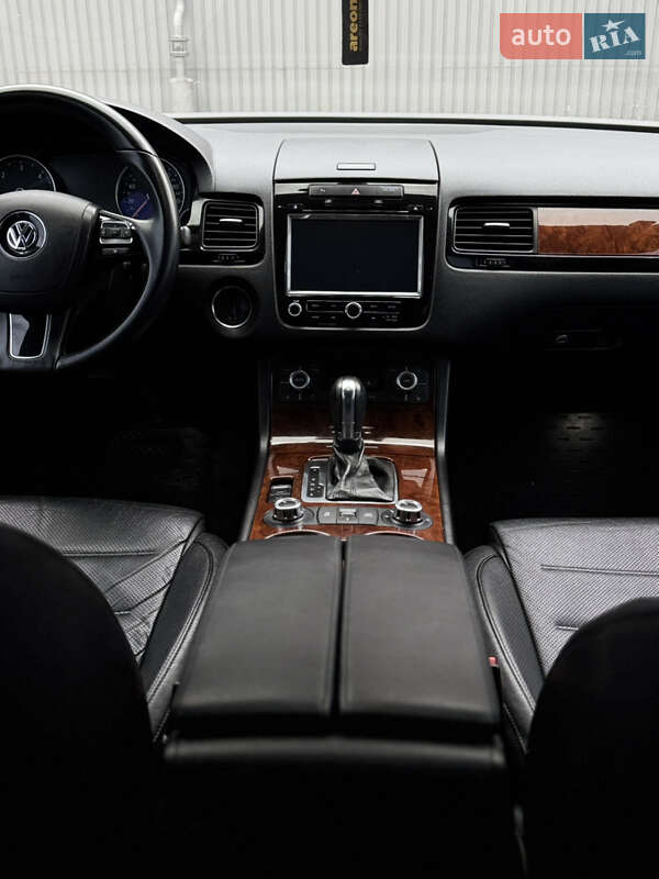 Внедорожник / Кроссовер Volkswagen Touareg 2012 в Харькове