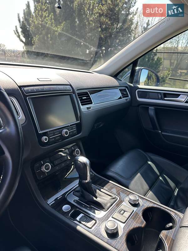 Позашляховик / Кросовер Volkswagen Touareg 2017 в Києві