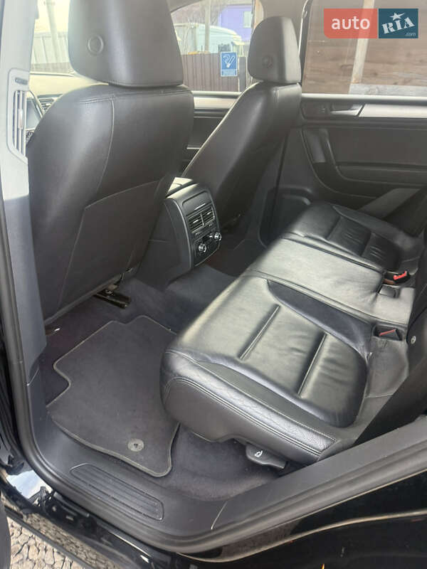 Внедорожник / Кроссовер Volkswagen Touareg 2011 в Киеве