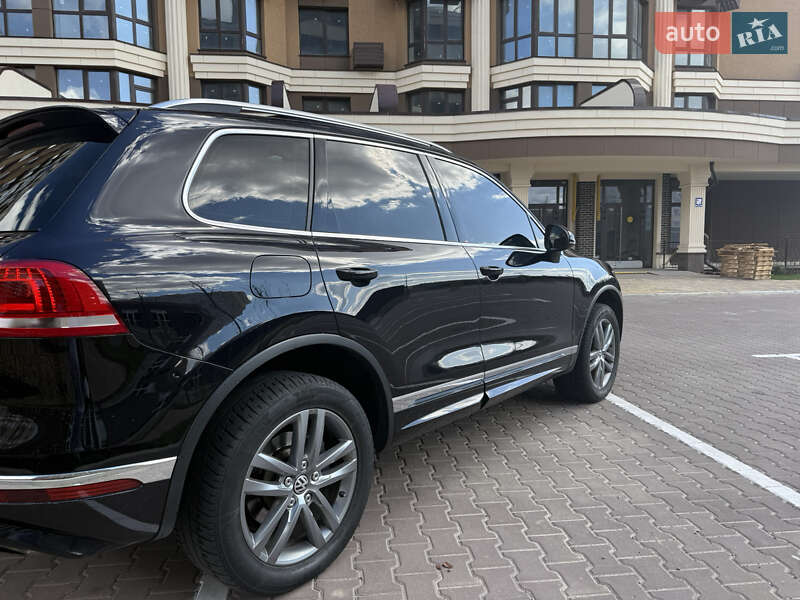 Внедорожник / Кроссовер Volkswagen Touareg 2014 в Киеве