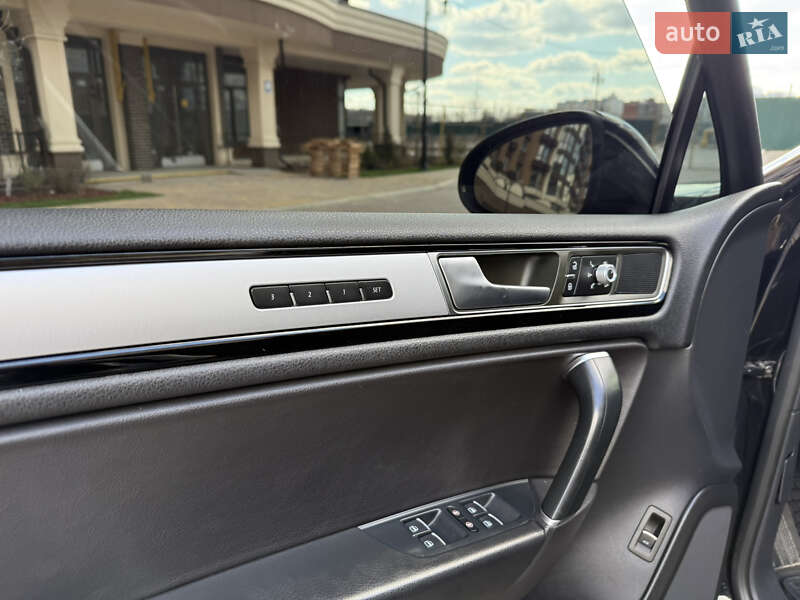 Внедорожник / Кроссовер Volkswagen Touareg 2014 в Киеве