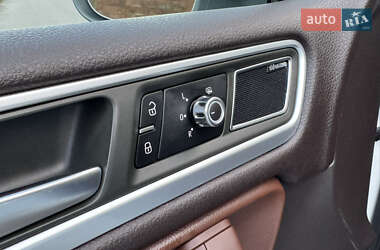 Внедорожник / Кроссовер Volkswagen Touareg 2012 в 
