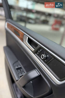 Внедорожник / Кроссовер Volkswagen Touareg 2010 в 