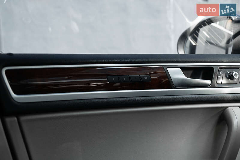 Позашляховик / Кросовер Volkswagen Touareg 2013 в Києві