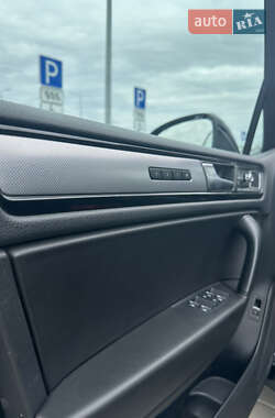 Внедорожник / Кроссовер Volkswagen Touareg 2014 в 