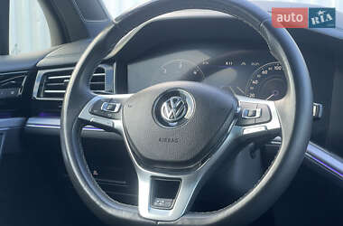 Внедорожник / Кроссовер Volkswagen Touareg 2019 в 