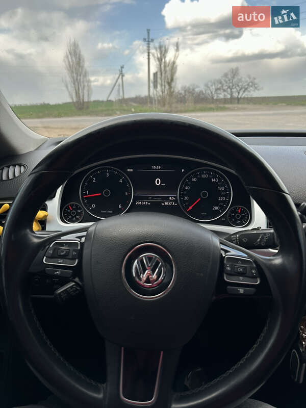 Внедорожник / Кроссовер Volkswagen Touareg 2012 в Николаеве