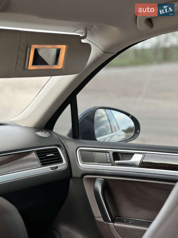 Внедорожник / Кроссовер Volkswagen Touareg 2012 в Николаеве