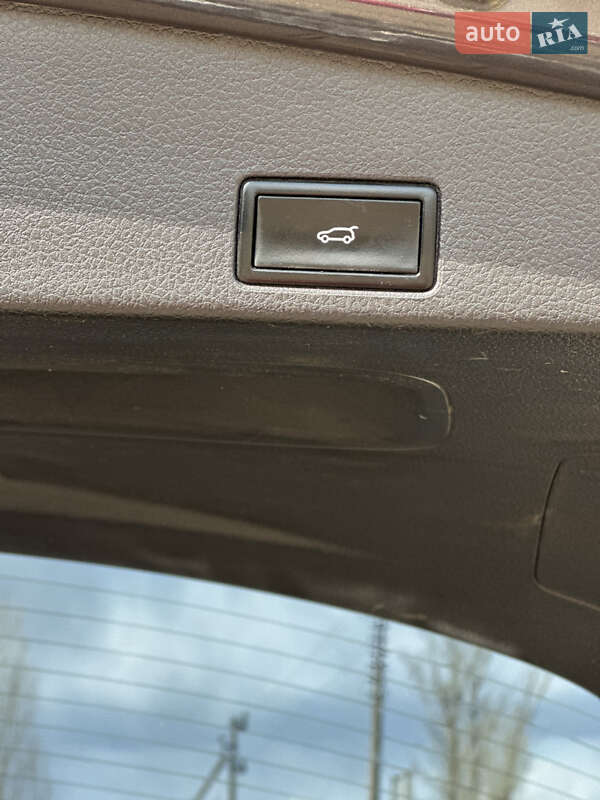 Внедорожник / Кроссовер Volkswagen Touareg 2012 в Николаеве