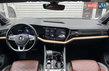 Внедорожник / Кроссовер Volkswagen Touareg 2018 в 