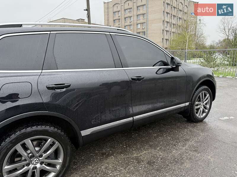 Позашляховик / Кросовер Volkswagen Touareg 2014 в Запоріжжі
