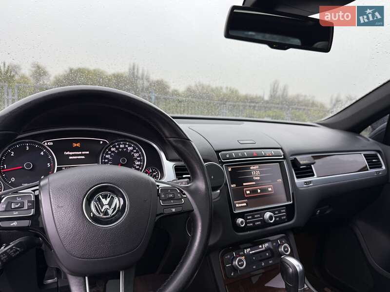 Позашляховик / Кросовер Volkswagen Touareg 2014 в Запоріжжі