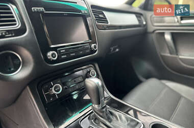 Внедорожник / Кроссовер Volkswagen Touareg 2011 в 