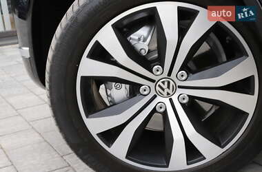 Позашляховик / Кросовер Volkswagen Touareg 2016 в 