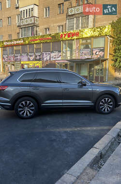 Внедорожник / Кроссовер Volkswagen Touareg 2019 в 